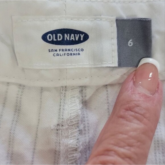 Old Navy size 6 white black stripped shorts - Picture 5 of 7
